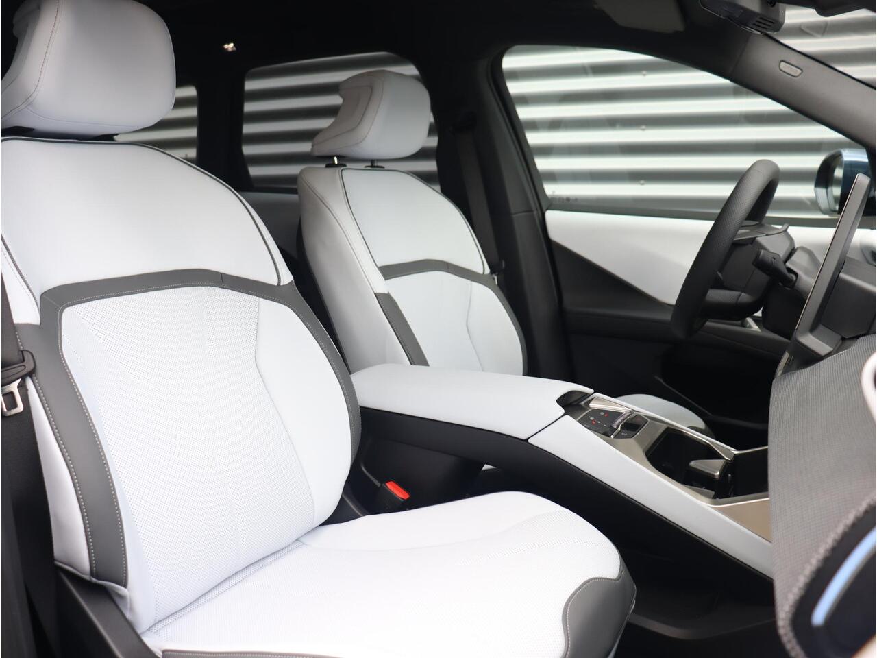 BMW X3 iX3 50 xDrive | M Sportpakket | Innovation Pack | Head-up Display | Harman Kardon | Trekhaak | Driving Assistant Plus | Parking Assistant Prof. | 22'' LMV