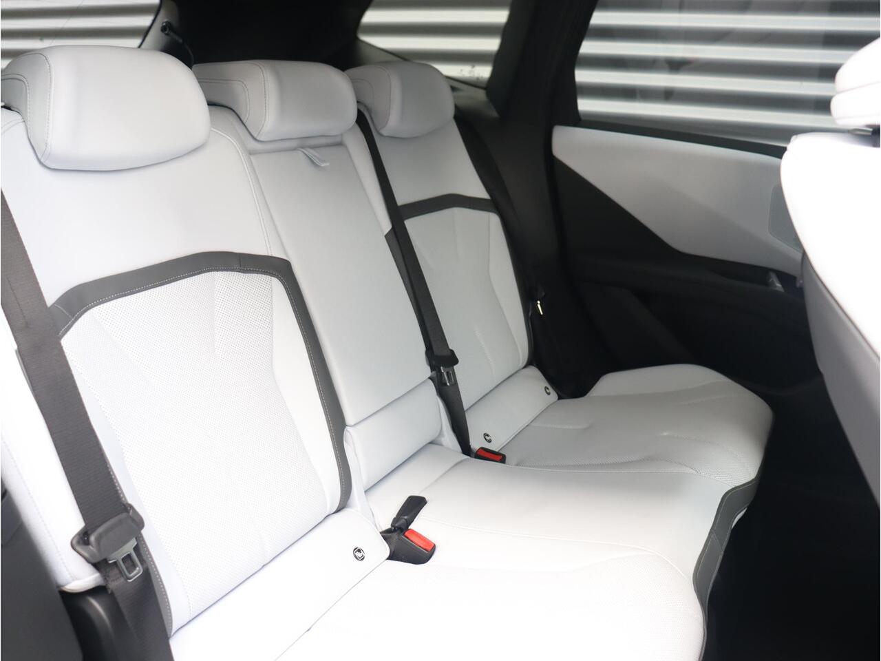 BMW X3 iX3 50 xDrive | M Sportpakket | Innovation Pack | Head-up Display | Harman Kardon | Trekhaak | Driving Assistant Plus | Parking Assistant Prof. | 22'' LMV