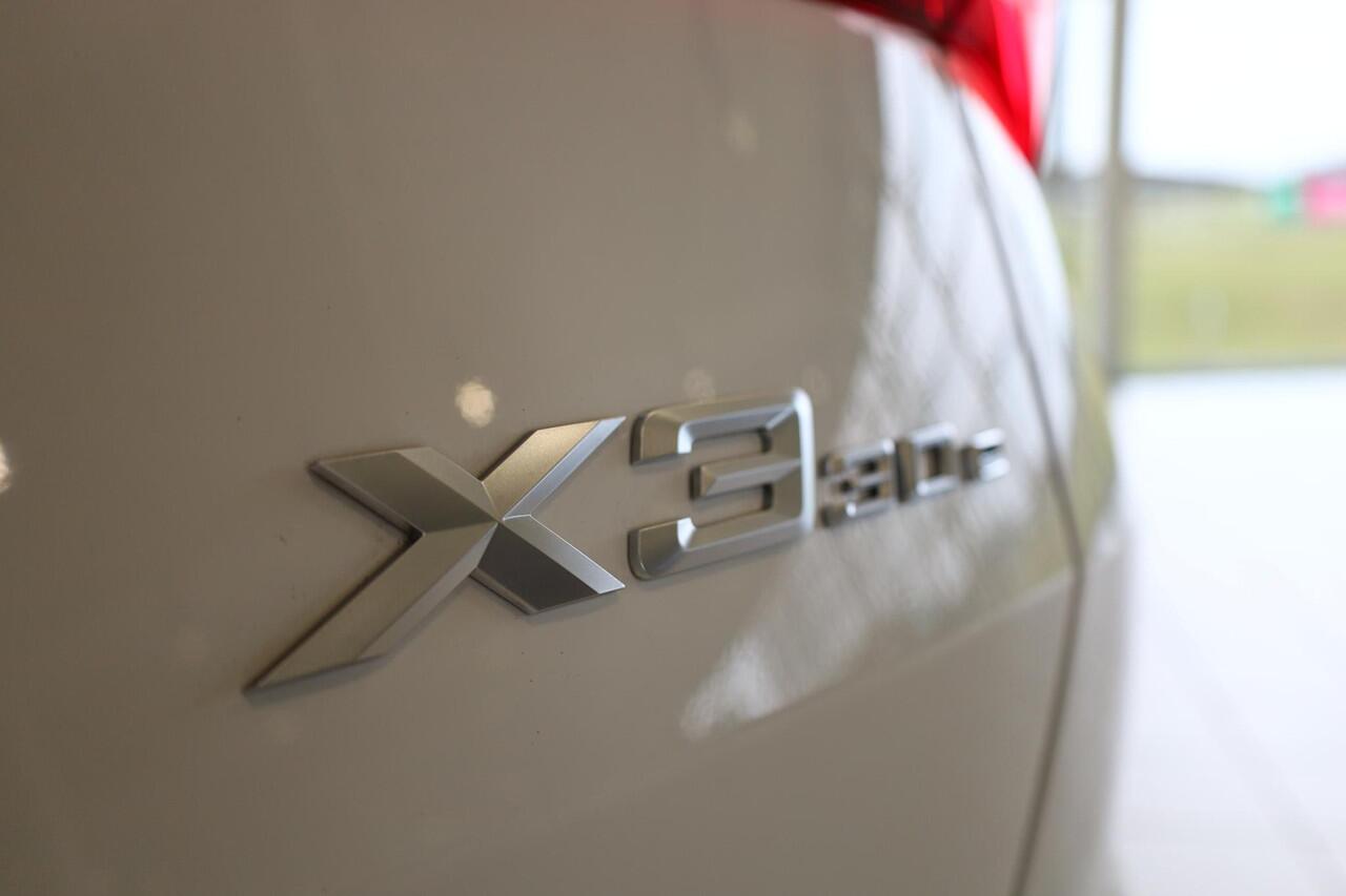 BMW X3 30e xDrive M Sportpakket Pro | Professional Pack | Premium Pack | Trekhaak | Iconic Glow | Ekris Selection
