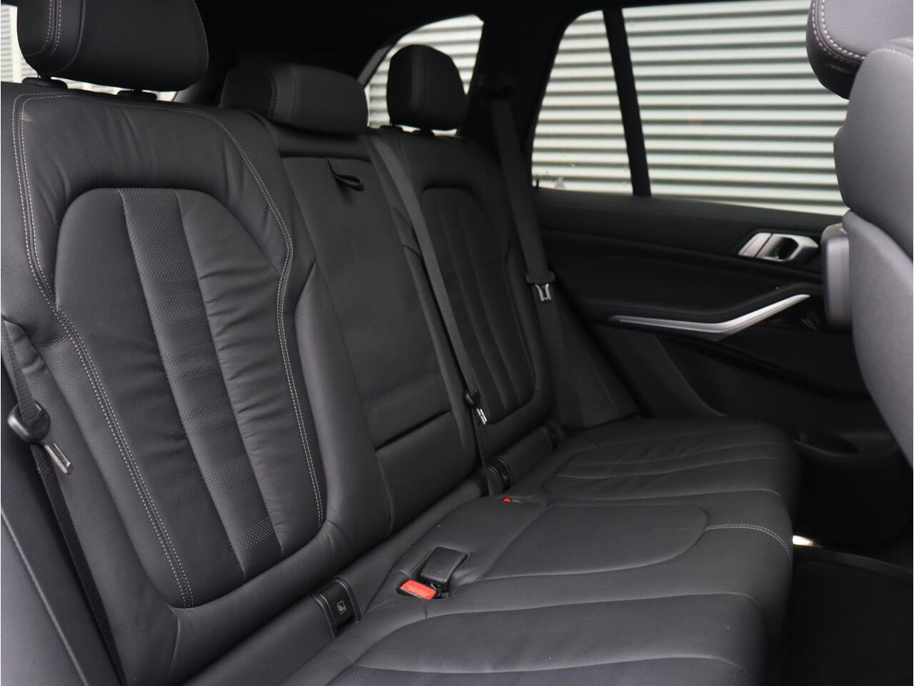 BMW X5 xDrive40i | High Executive | M Sportpakket | Panodak Skylounge | Trekhaak | Hi-Fi | Driving Assistant | Head-Up | Adaptief M Onderstel | 22'' LMV | Lentevoordeel