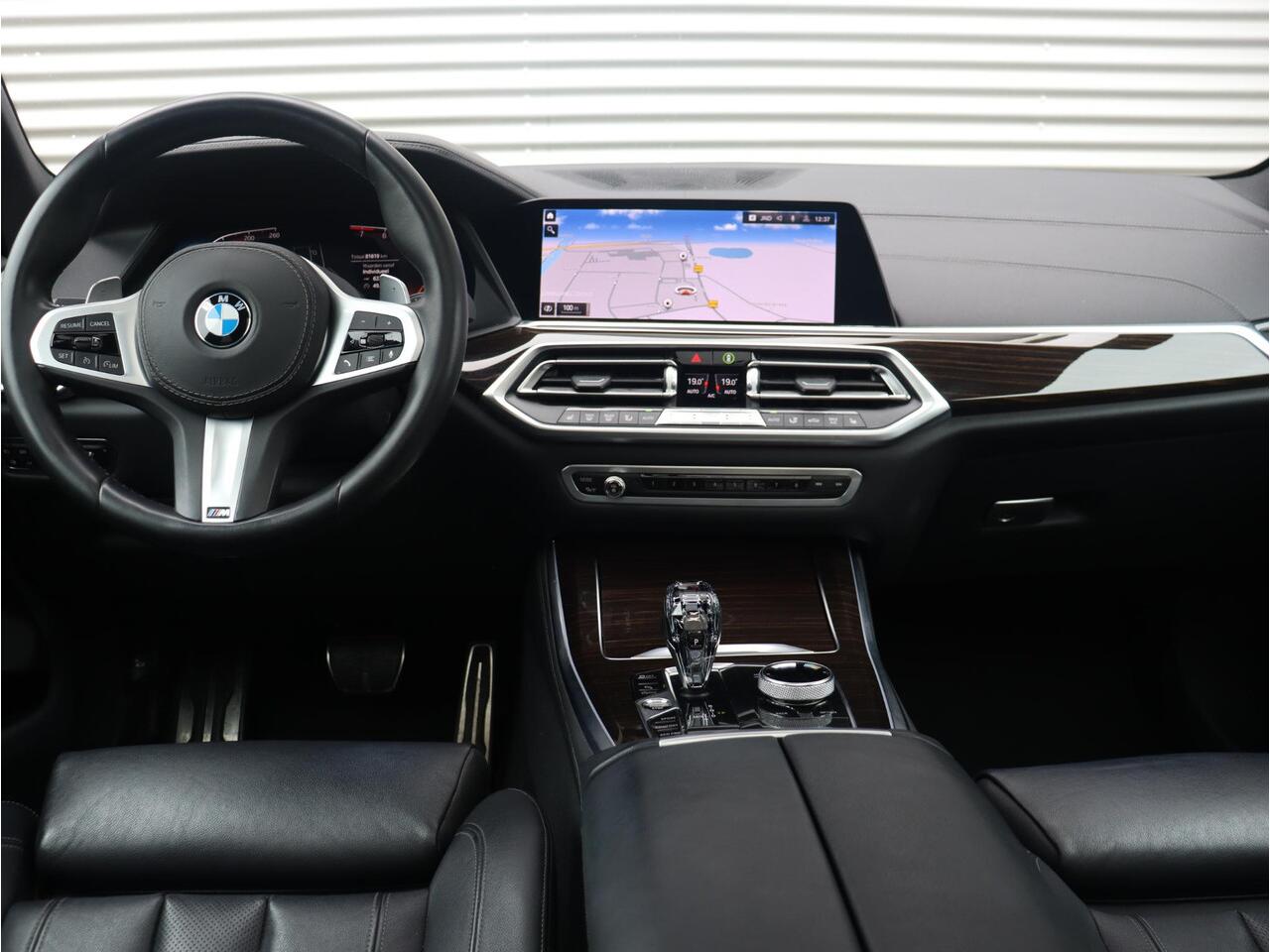BMW X5 xDrive40i | High Executive | M Sportpakket | Panodak Skylounge | Trekhaak | Hi-Fi | Driving Assistant | Head-Up | Adaptief M Onderstel | 22'' LMV | Lentevoordeel