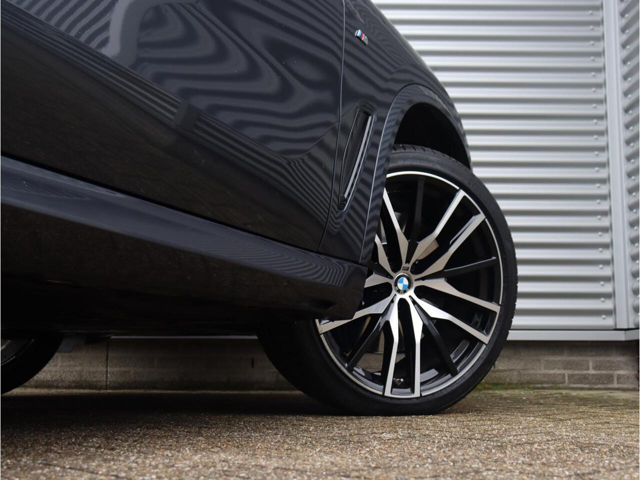 BMW X5 xDrive40i | High Executive | M Sportpakket | Panodak Skylounge | Trekhaak | Hi-Fi | Driving Assistant | Head-Up | Adaptief M Onderstel | 22'' LMV | Lentevoordeel