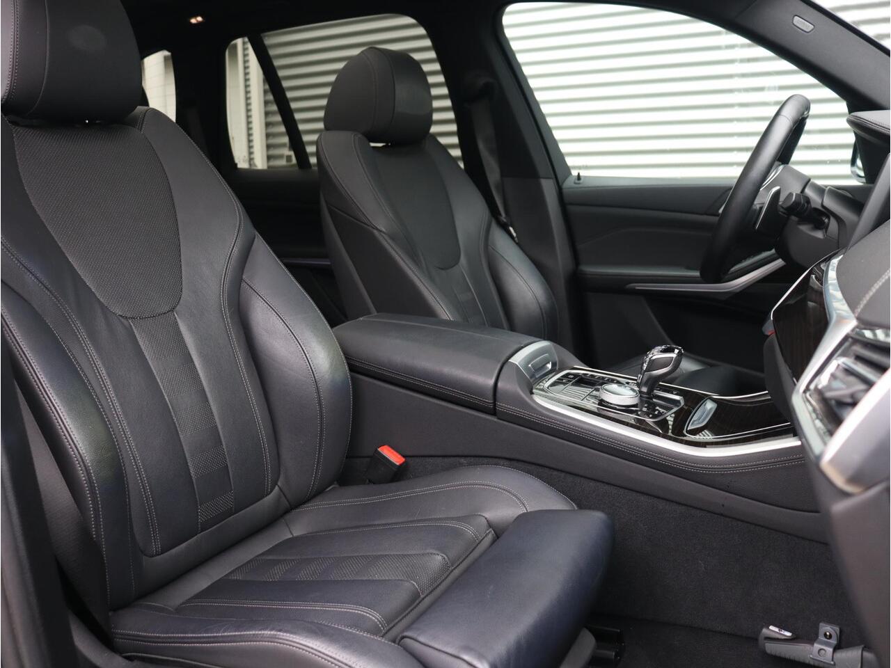 BMW X5 xDrive40i | High Executive | M Sportpakket | Panodak Skylounge | Trekhaak | Hi-Fi | Driving Assistant | Head-Up | Adaptief M Onderstel | 22'' LMV | Lentevoordeel