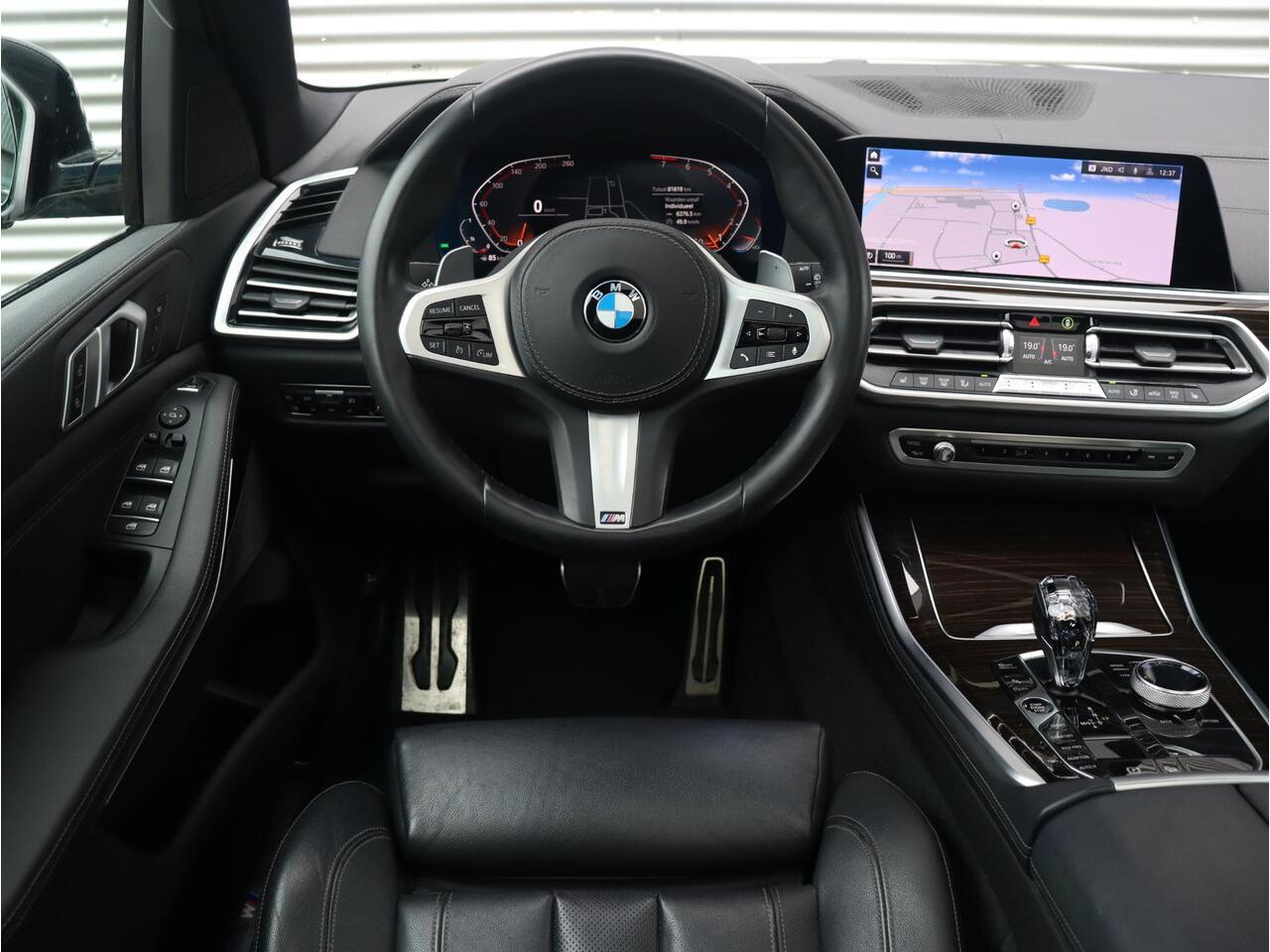 BMW X5 xDrive40i | High Executive | M Sportpakket | Panodak Skylounge | Trekhaak | Hi-Fi | Driving Assistant | Head-Up | Adaptief M Onderstel | 22'' LMV | Lentevoordeel