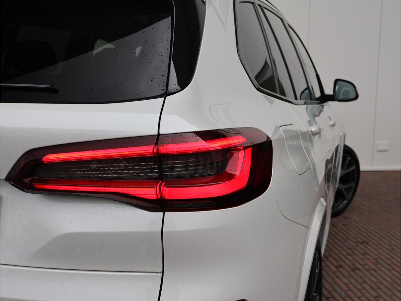 BMW X5 xDrive45e High Executive M-Sportpakket / Harman Kardon / Head Up Display / Trekhaak / Surround View / 21 '' /