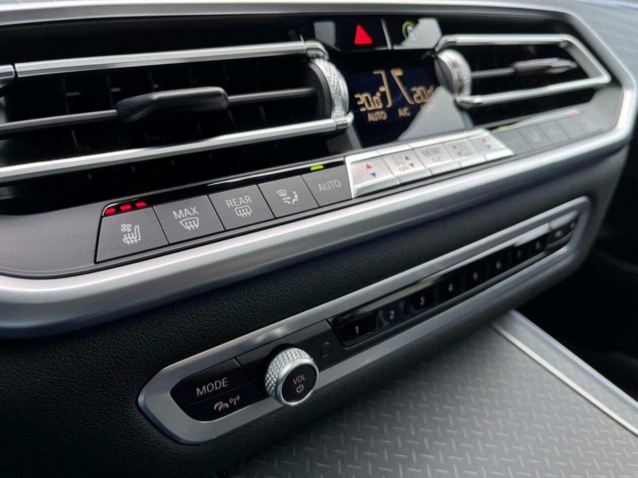 BMW X5 XDRIVE45E M-SPORT - PANO - 22 INCH - ORG. NL.