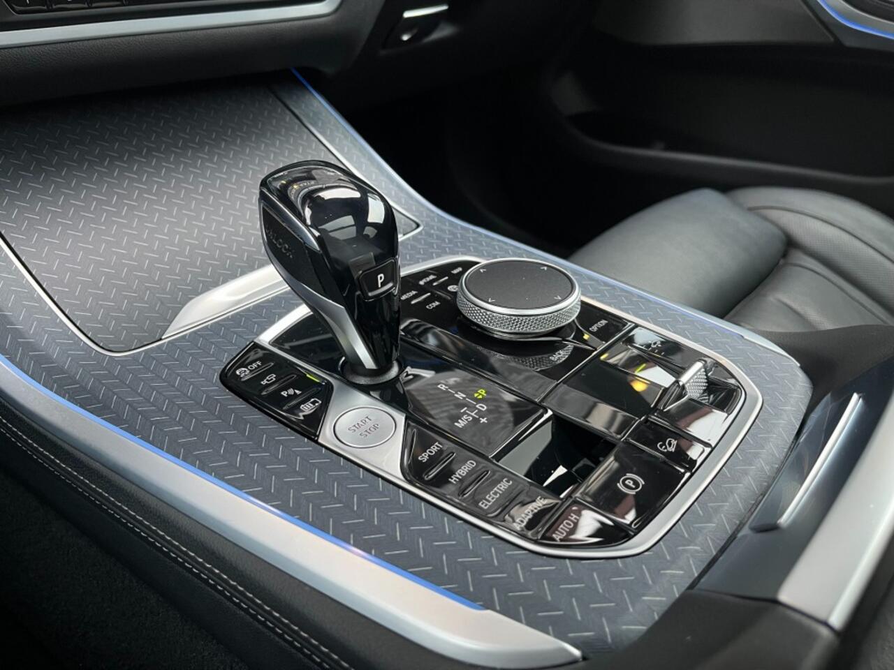 BMW X5 XDRIVE45E M-SPORT - PANO - 22 INCH - ORG. NL.