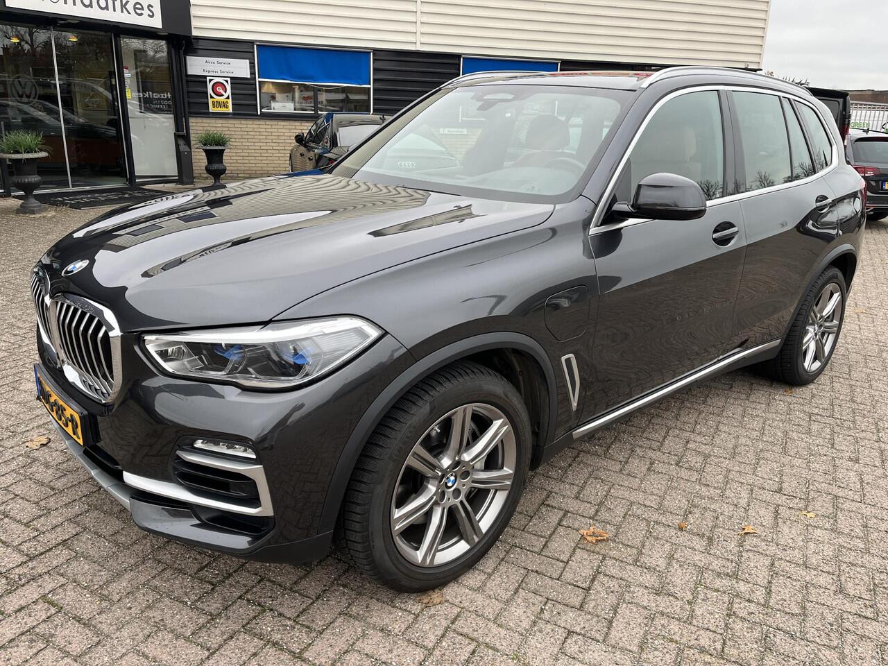 BMW X5 xDrive45e High Executive Plug in hybride. Nieuwstaat. Sjieke kleur combinatie. Navi, camera, head up, elek.stoel verstelling etc.