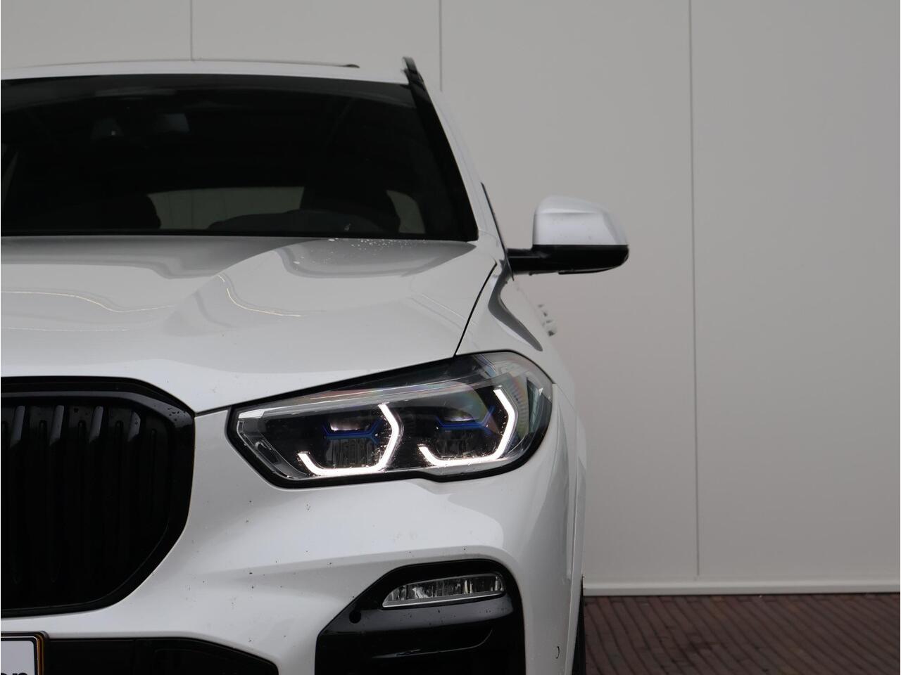 BMW X5 xDrive45e High Executive | M Sport | Glazen Panoramadak | Trekhaak Elektrisch | Active Cruise Control | Lederen comfortstoelen Vernasca | Harman Kardon | Head-Up Display | 4-zone Climate Control
