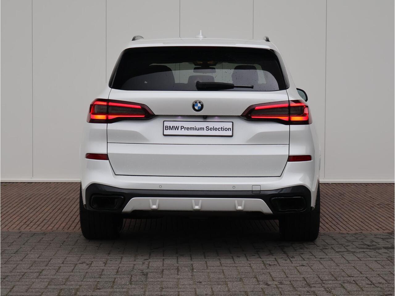 BMW X5 xDrive45e High Executive | M Sport | Glazen Panoramadak | Trekhaak Elektrisch | Active Cruise Control | Lederen comfortstoelen Vernasca | Harman Kardon | Head-Up Display | 4-zone Climate Control
