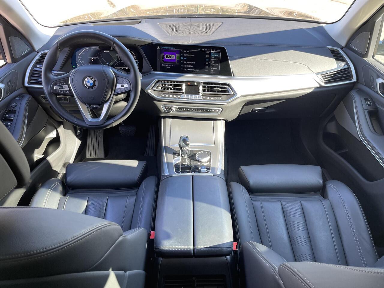 BMW X5 xDrive45e High Executive 19''/Trekhaak/Harman Kardon/Keyless/Head-up/Adaptieve cruise/Dodehoek/Stuur + stoelverwarming v+a/Luchtvering/Leder + memory