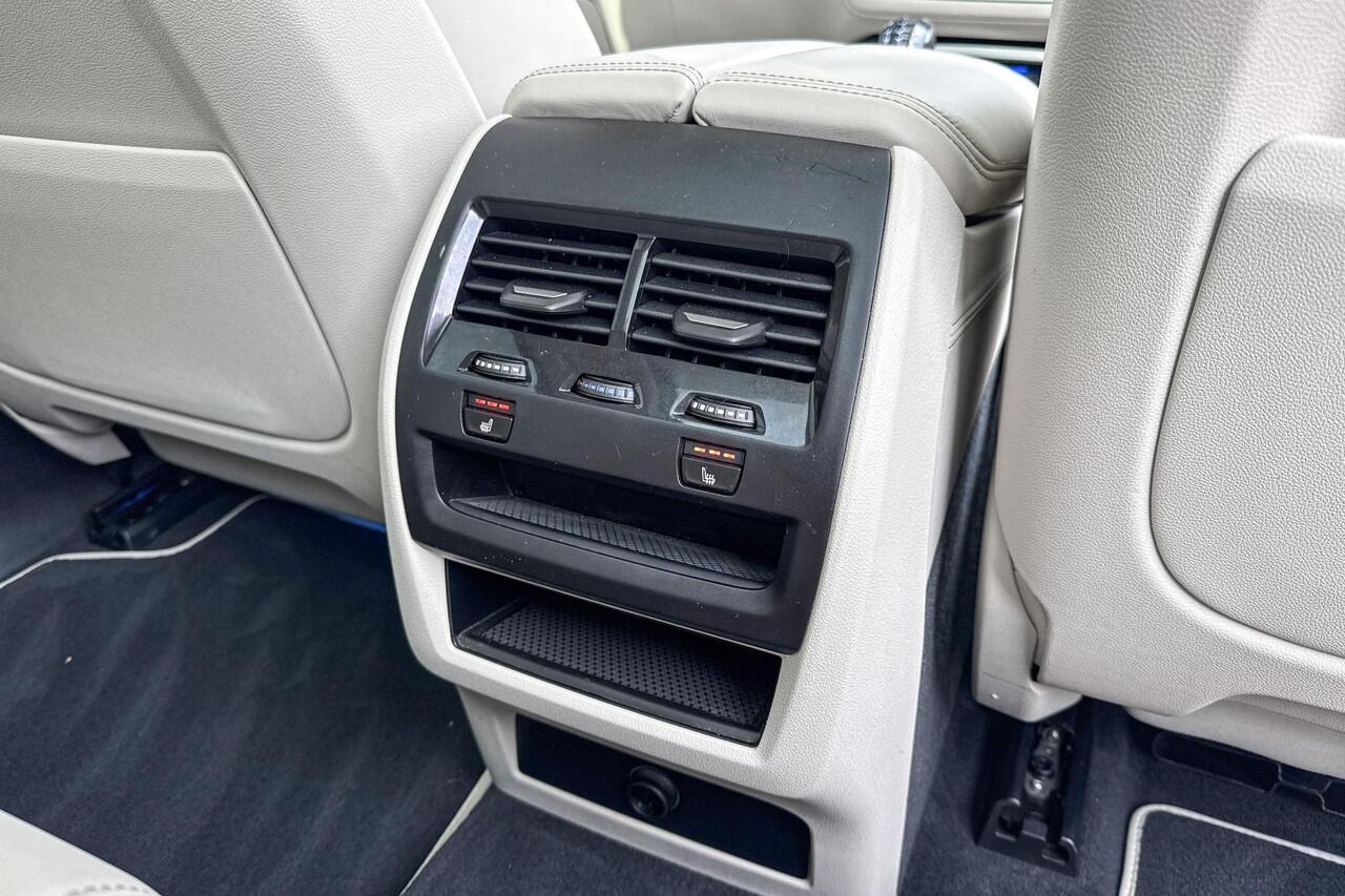 BMW X5 xDrive45e High Executive M-Sport 22 Inch / Glazen Schuifdak Skylounge / Intergrale Active besturing / Comfort Acces / Electrische Zwenkhaak / Geluidsisolerende Ramen / Getinte Ramen Achter / Stoelventilatie / Stoelverwarming Voor + Achter / Lederen Dashbo