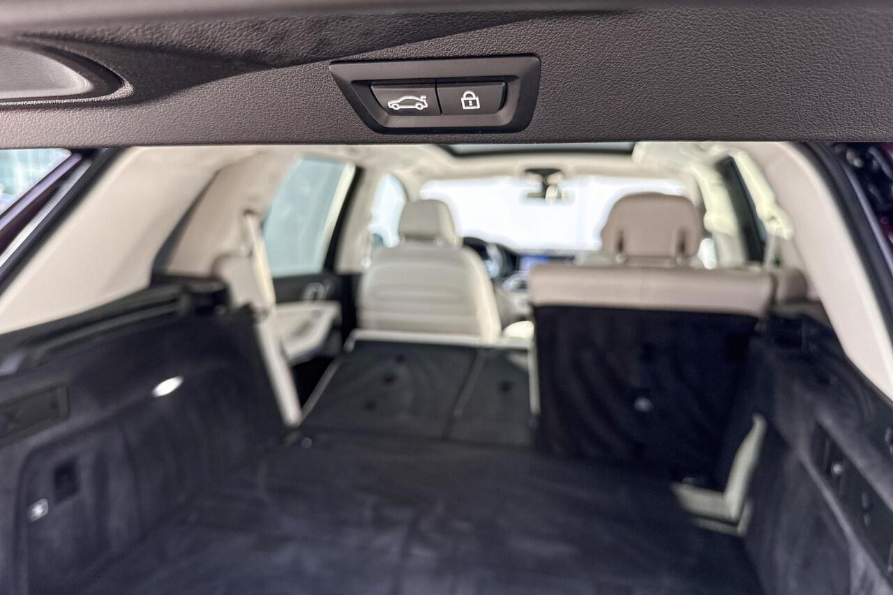 BMW X5 xDrive45e High Executive M-Sport 22 Inch / Glazen Schuifdak Skylounge / Intergrale Active besturing / Comfort Acces / Electrische Zwenkhaak / Geluidsisolerende Ramen / Getinte Ramen Achter / Stoelventilatie / Stoelverwarming Voor + Achter / Lederen Dashbo