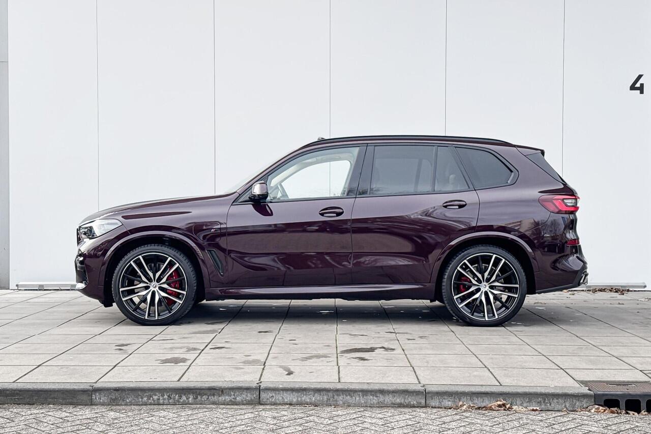 BMW X5 xDrive45e High Executive M-Sport 22 Inch / Glazen Schuifdak Skylounge / Intergrale Active besturing / Comfort Acces / Electrische Zwenkhaak / Geluidsisolerende Ramen / Getinte Ramen Achter / Stoelventilatie / Stoelverwarming Voor + Achter / Lederen Dashbo