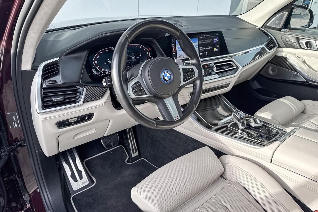 BMW X5 xDrive45e High Executive M-Sport 22 Inch / Glazen Schuifdak Skylounge / Intergrale Active besturing / Comfort Acces / Electrische Zwenkhaak / Geluidsisolerende Ramen / Getinte Ramen Achter / Stoelventilatie / Stoelverwarming Voor + Achter / Lederen Dashbo
