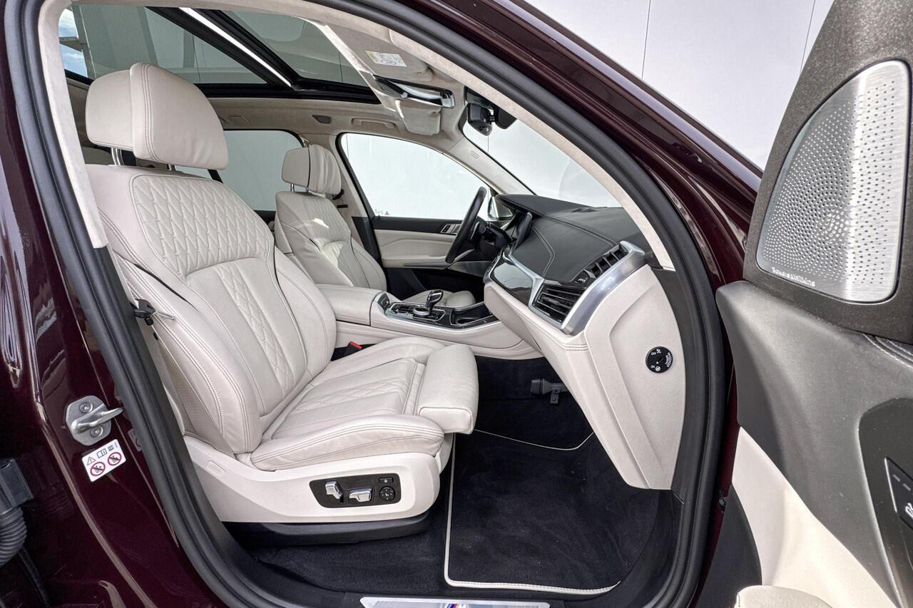 BMW X5 xDrive45e High Executive M-Sport 22 Inch / Glazen Schuifdak Skylounge / Intergrale Active besturing / Comfort Acces / Electrische Zwenkhaak / Geluidsisolerende Ramen / Getinte Ramen Achter / Stoelventilatie / Stoelverwarming Voor + Achter / Lederen Dashbo