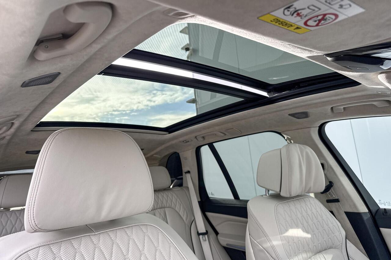 BMW X5 xDrive45e High Executive M-Sport 22 Inch / Glazen Schuifdak Skylounge / Intergrale Active besturing / Comfort Acces / Electrische Zwenkhaak / Geluidsisolerende Ramen / Getinte Ramen Achter / Stoelventilatie / Stoelverwarming Voor + Achter / Lederen Dashbo