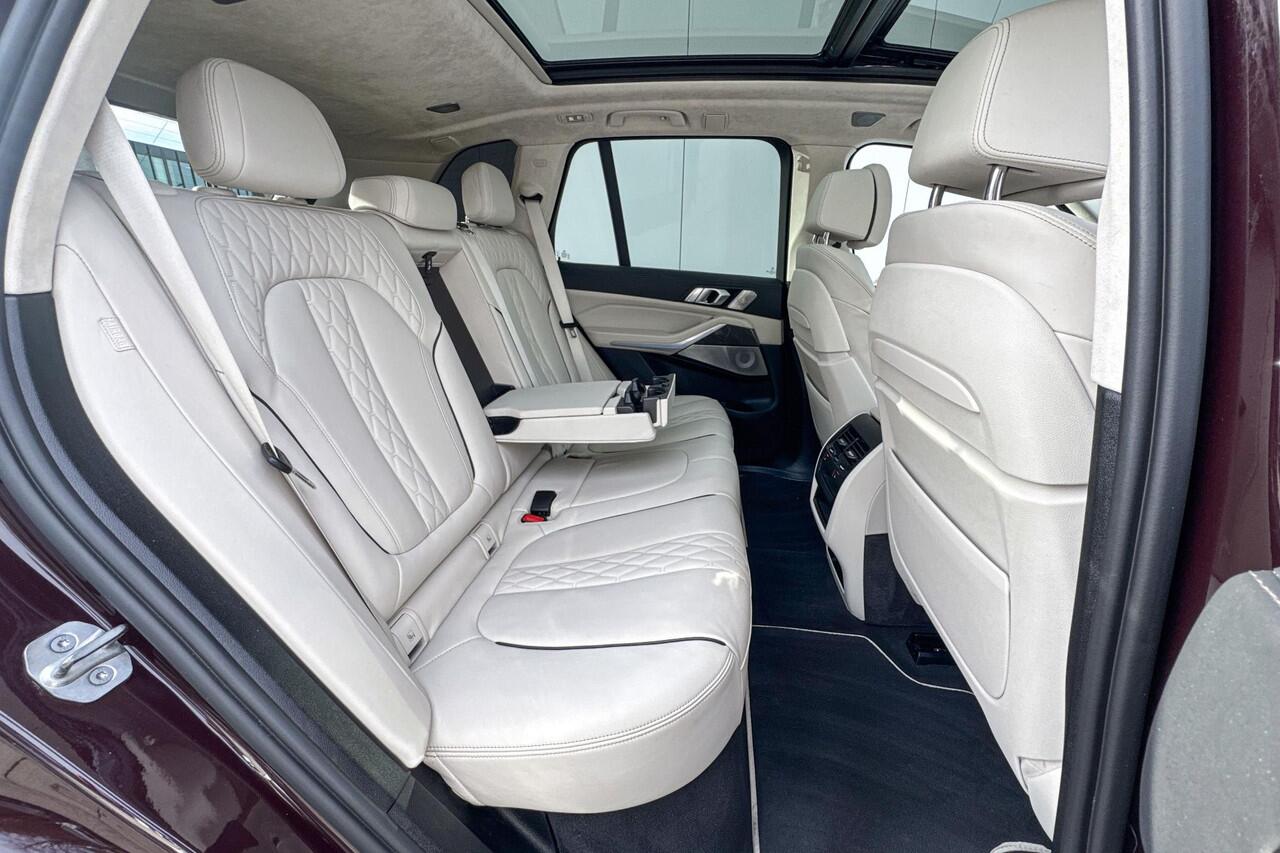 BMW X5 xDrive45e High Executive M-Sport 22 Inch / Glazen Schuifdak Skylounge / Intergrale Active besturing / Comfort Acces / Electrische Zwenkhaak / Geluidsisolerende Ramen / Getinte Ramen Achter / Stoelventilatie / Stoelverwarming Voor + Achter / Lederen Dashbo