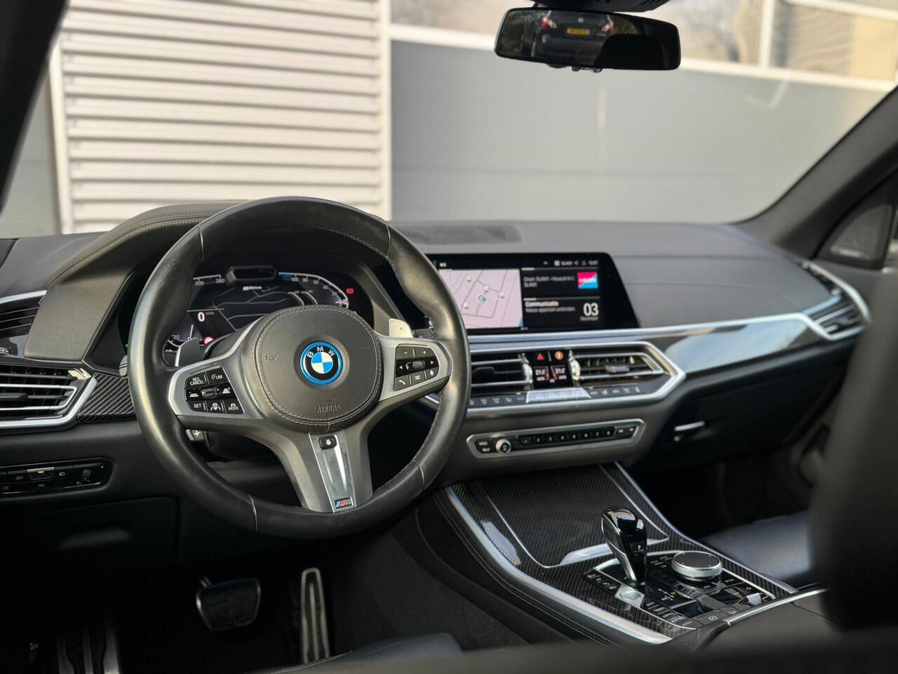 BMW X5 xDrive45e High Executive |Pano |Achterasbesturing |M Perf. stoelen |Carbon inter. |Head-Up |H&K |360° |Massage |Stoelverkoeling |Sfeer
