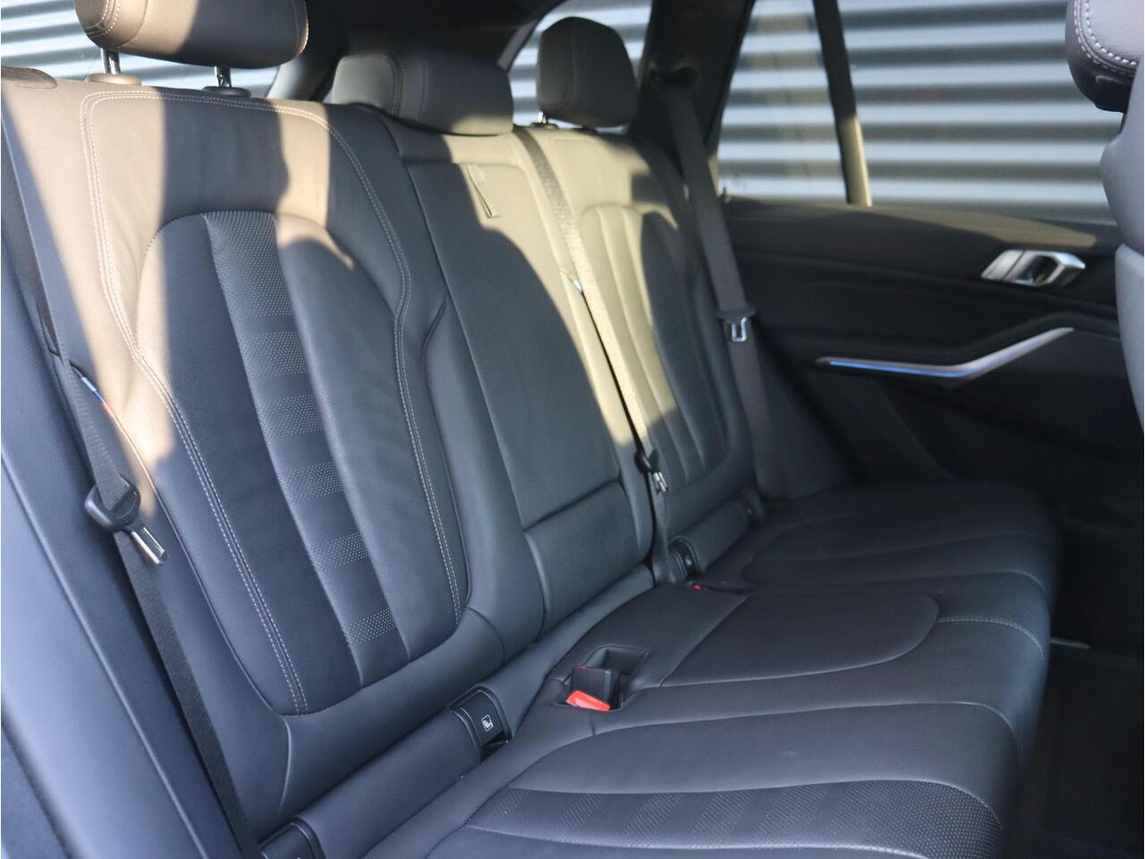 BMW X5 xDrive45e | High Executive | M Sportpakket | Panodak | Trekhaak | Active Cruise Control | Head-Up | Comfort Access | Soft-Close | HiFi | 22'' LMV