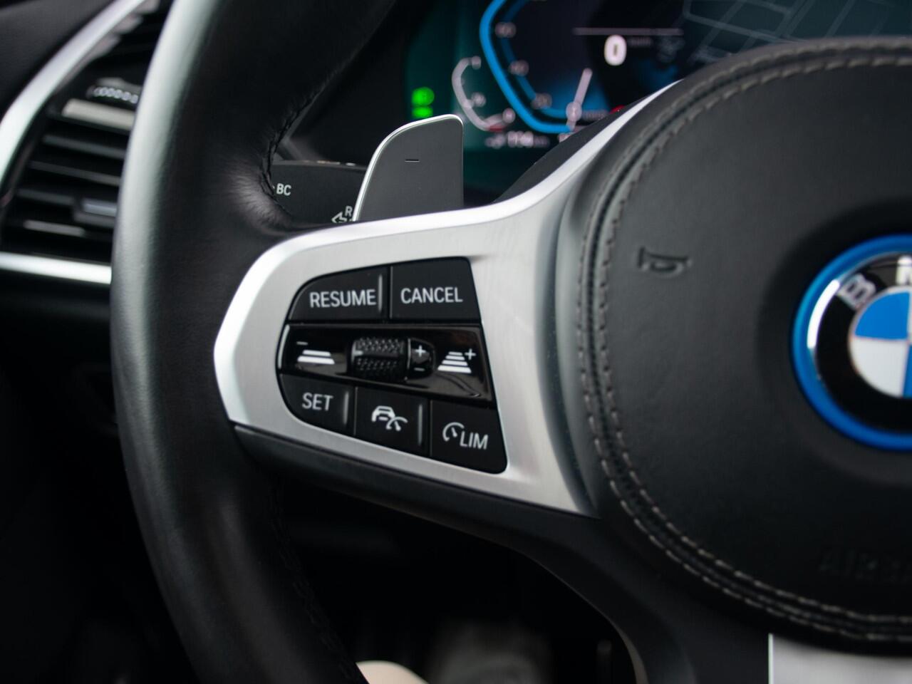 BMW X5 xDrive45e High Executive | M-sport | Hifi Sound | Schuif-/kantel Pano | Spoiler pakket! | Soft doorclose | Head-Up | Adapt. Cruise | Matt frozen gray wrap