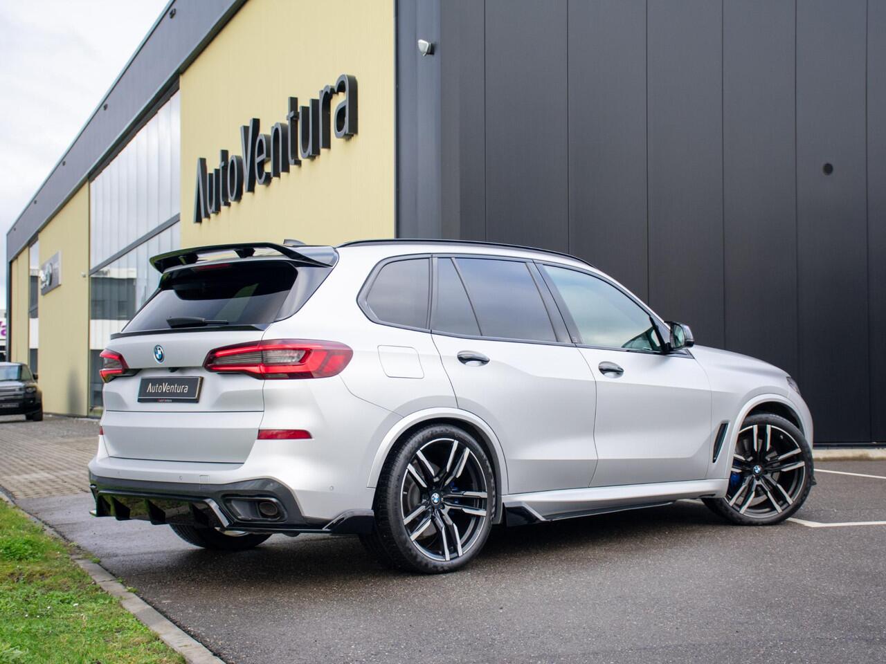 BMW X5 xDrive45e High Executive | M-sport | Hifi Sound | Schuif-/kantel Pano | Spoiler pakket! | Soft doorclose | Head-Up | Adapt. Cruise | Matt frozen gray wrap