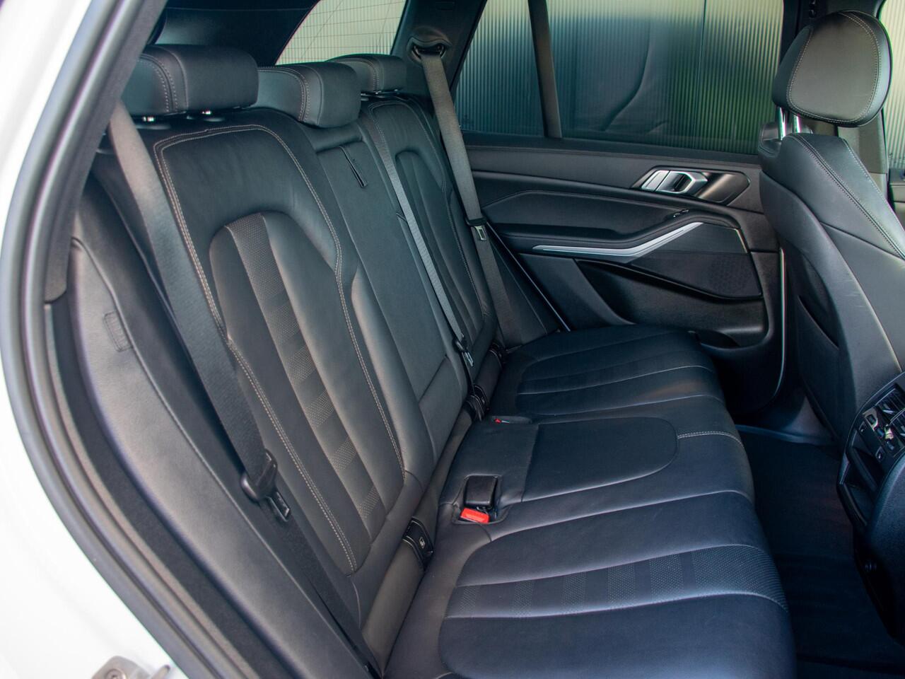 BMW X5 xDrive45e High Executive | M-sport | Hifi Sound | Schuif-/kantel Pano | Spoiler pakket! | Soft doorclose | Head-Up | Adapt. Cruise | Matt frozen gray wrap