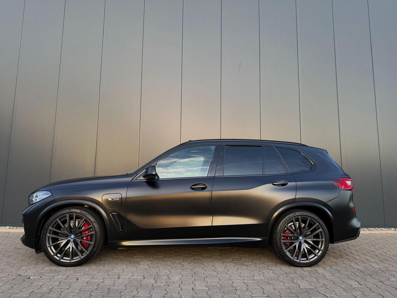 BMW X5 xDrive45e Black Vermilion B&W /3 x TV / pano
