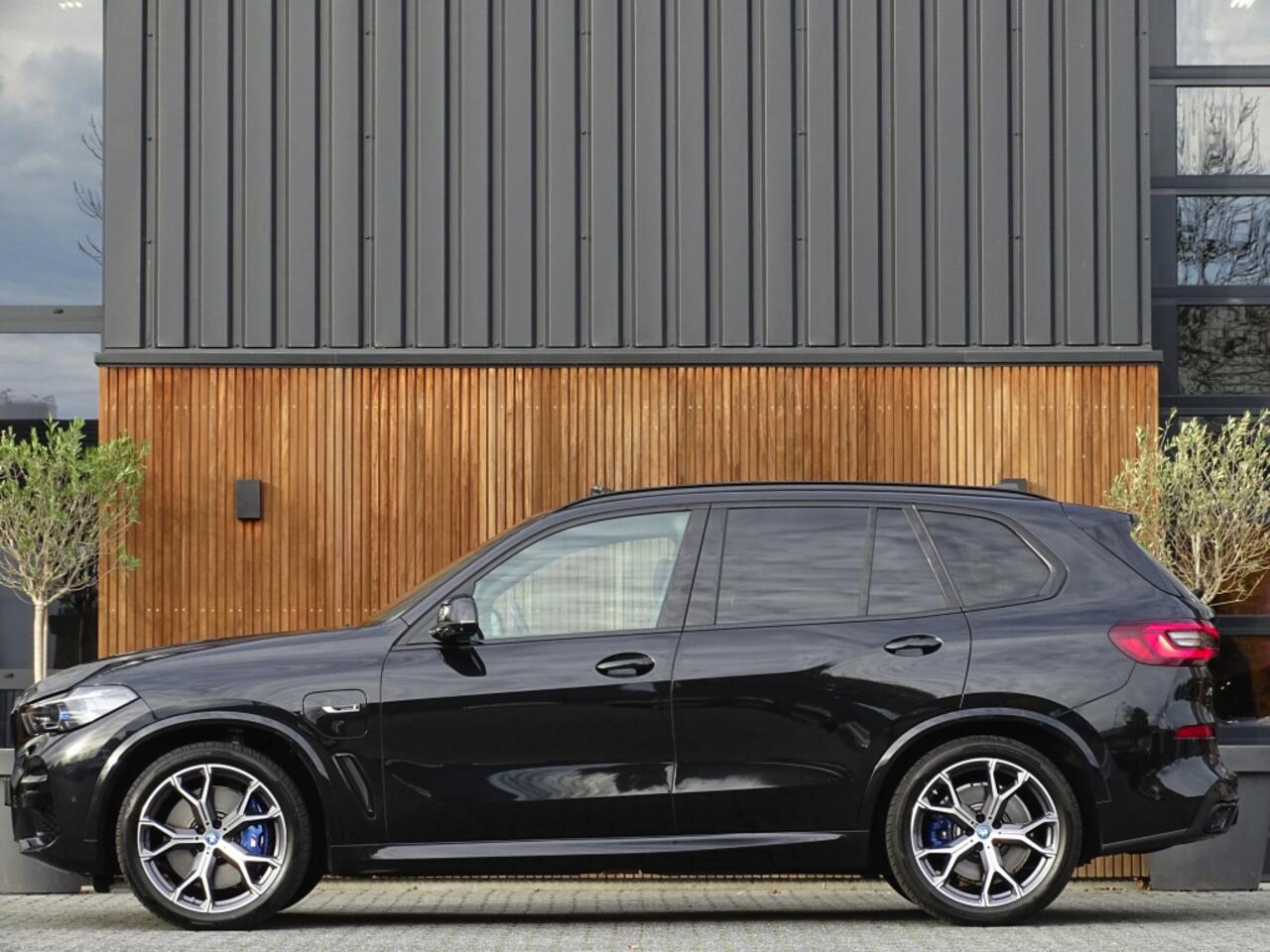 BMW X5 45e X-drive 394PK / M-Sport Pro / Individual / B & W / 2022 / La