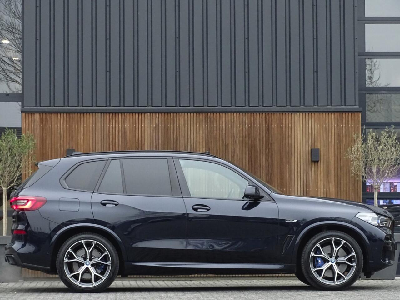 BMW X5 45e 394PK X-drive M-Sport / skylounge / carbon / laser / 360°