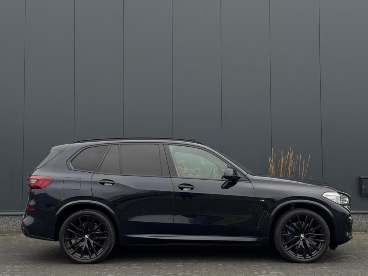 BMW X5 xDrive40d M PACK PANO KUIPSTOELEN LEDER LED NAVI CAMERA