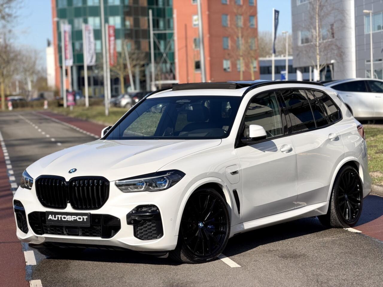 BMW X5 xDrive45e M-Sport Pano Trekhaak Stoelk. Softcl. Swarovski