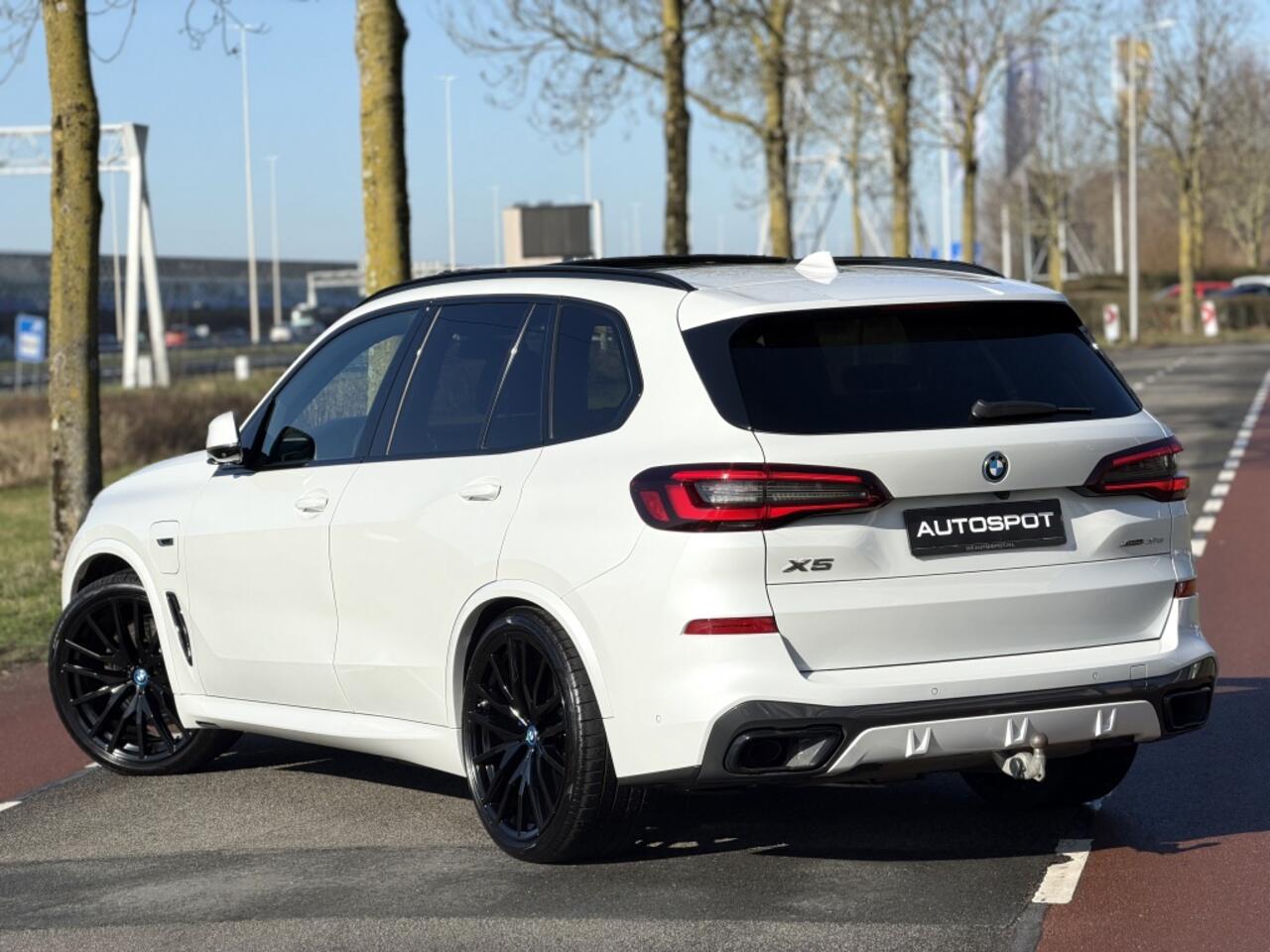 BMW X5 xDrive45e M-Sport Pano Trekhaak Stoelk. Softcl. Swarovski