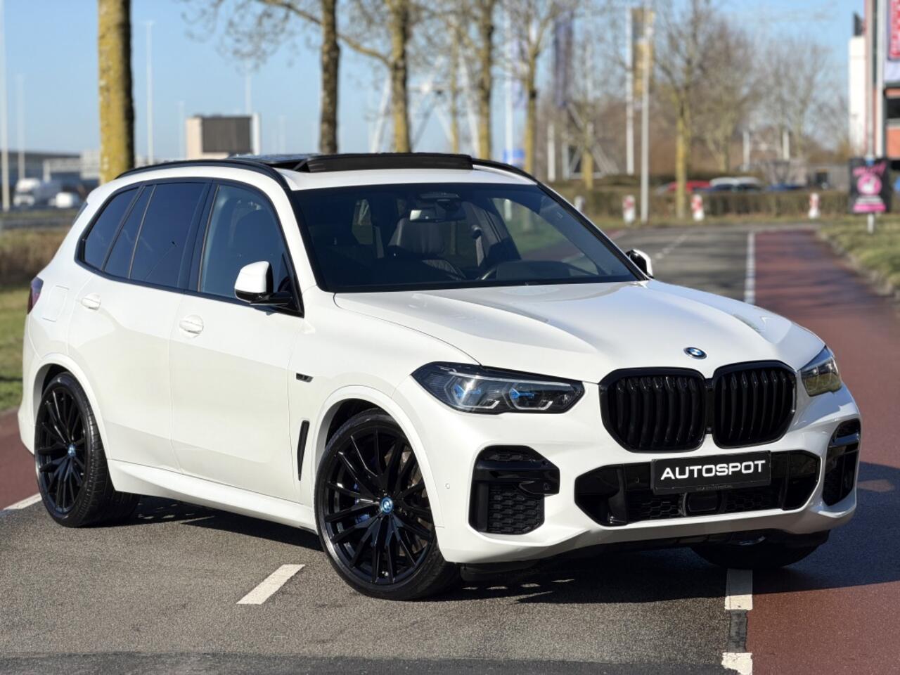 BMW X5 xDrive45e M-Sport Pano Trekhaak Stoelk. Softcl. Swarovski