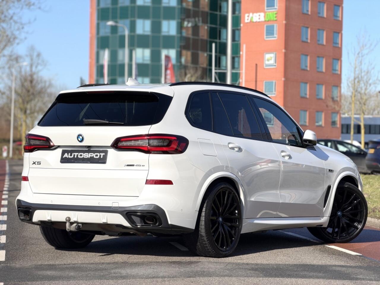 BMW X5 xDrive45e M-Sport Pano Trekhaak Stoelk. Softcl. Swarovski