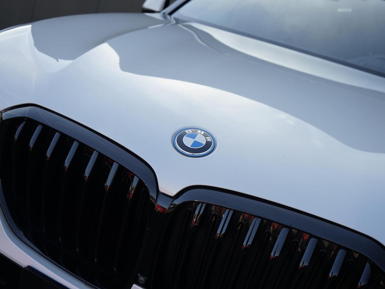 BMW X5 xDrive45e High Executive 1e Eig / Dealeronderh / Massage / Pano / achterasbesturing / Merino / Softclose / Ventilatie / 22inch / Laser / Parking prof / Driving prof