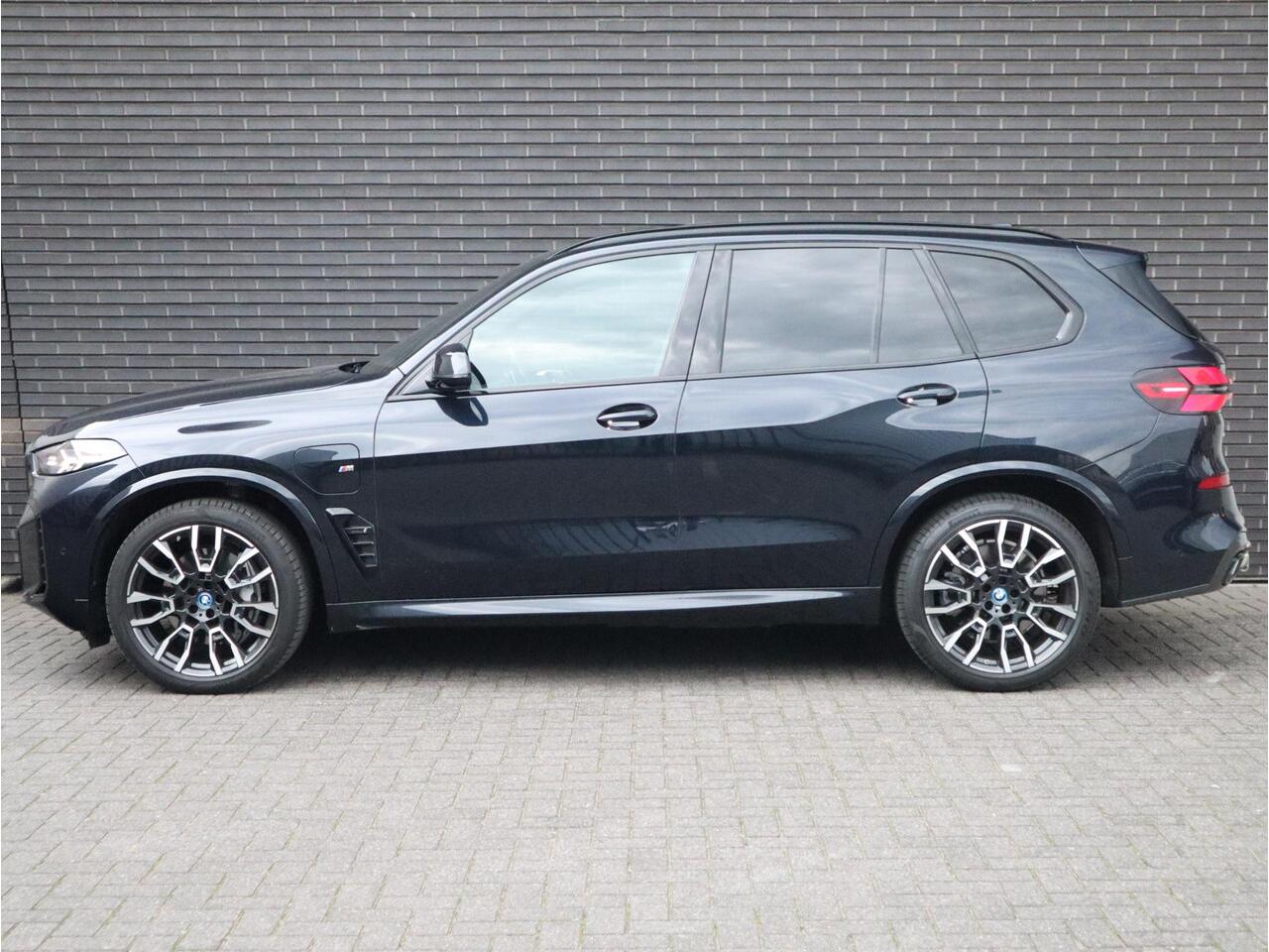 BMW X5 xDrive50e High Executive M Sport Pakket Automaat / Live Cockpit Plus / Panoramadak / Trekhaak / Luchtvering / Harman Kardon / Comfortstoelen / Warmtecomfortpakket / Sfeerverlichting / Active Protection / Shadow Line / 21 Inch