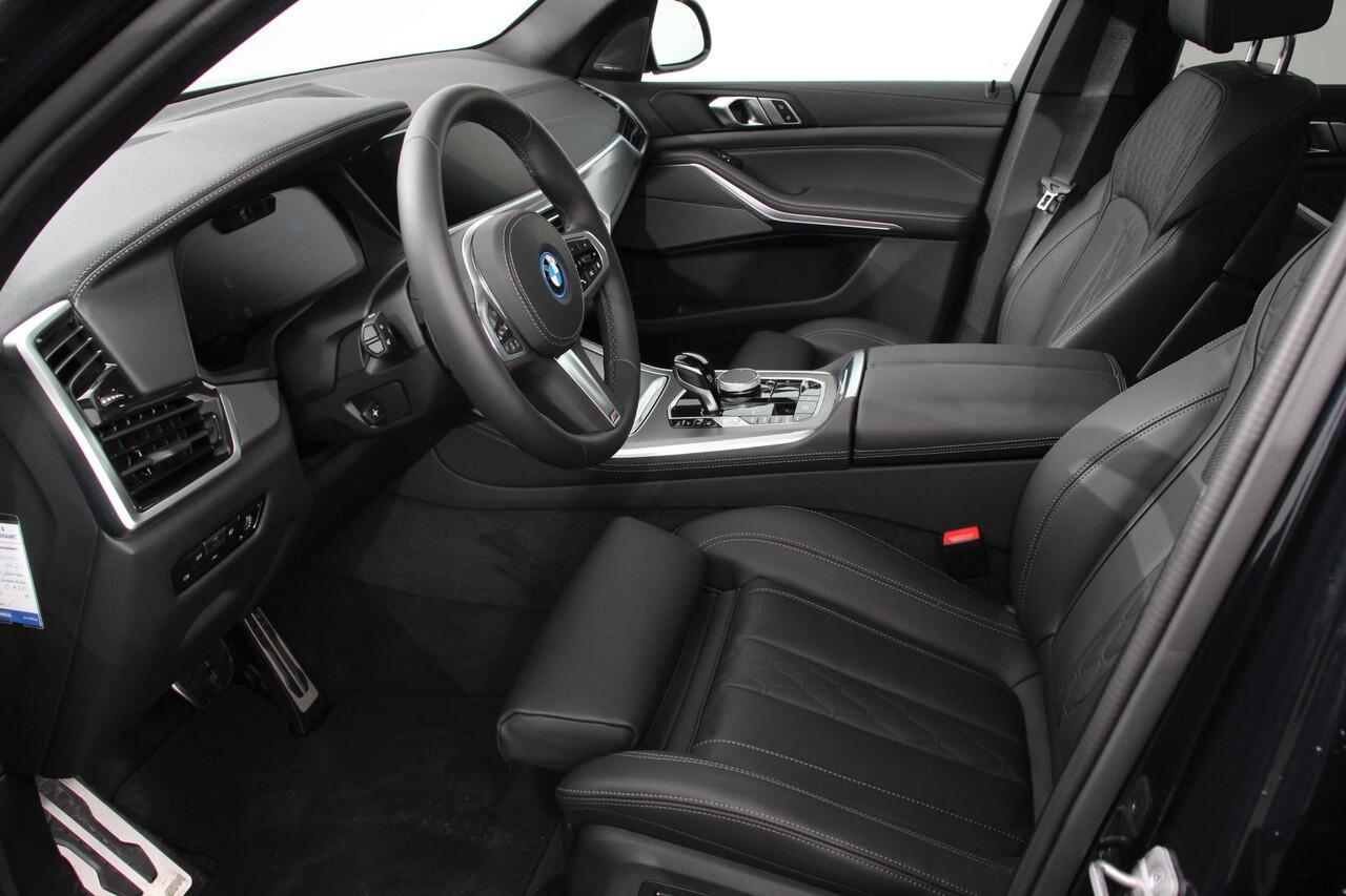BMW X5 xDrive45e 394pk High Executive M-Sport PHEV 6 cilinder Panoramisch schuif-kantel dak Harman Kardon Head up display Lederen bekleding Electrische verstelling comfort stoelen
