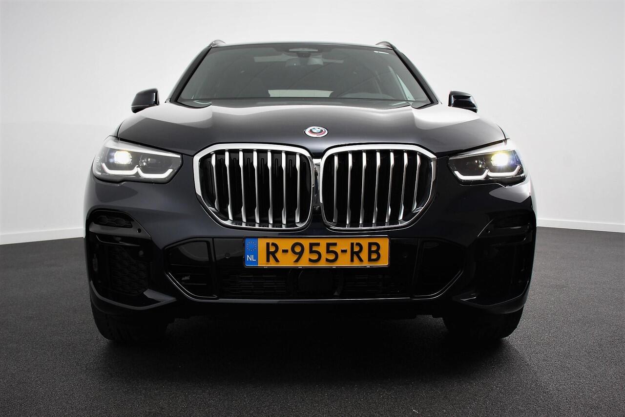 BMW X5 xDrive45e 394pk High Executive M-Sport PHEV 6 cilinder Panoramisch schuif-kantel dak Harman Kardon Head up display Lederen bekleding Electrische verstelling comfort stoelen