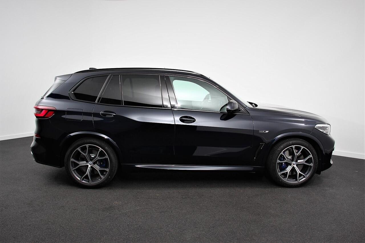 BMW X5 xDrive45e 394pk High Executive M-Sport PHEV 6 cilinder Panoramisch schuif-kantel dak Harman Kardon Head up display Lederen bekleding Electrische verstelling comfort stoelen