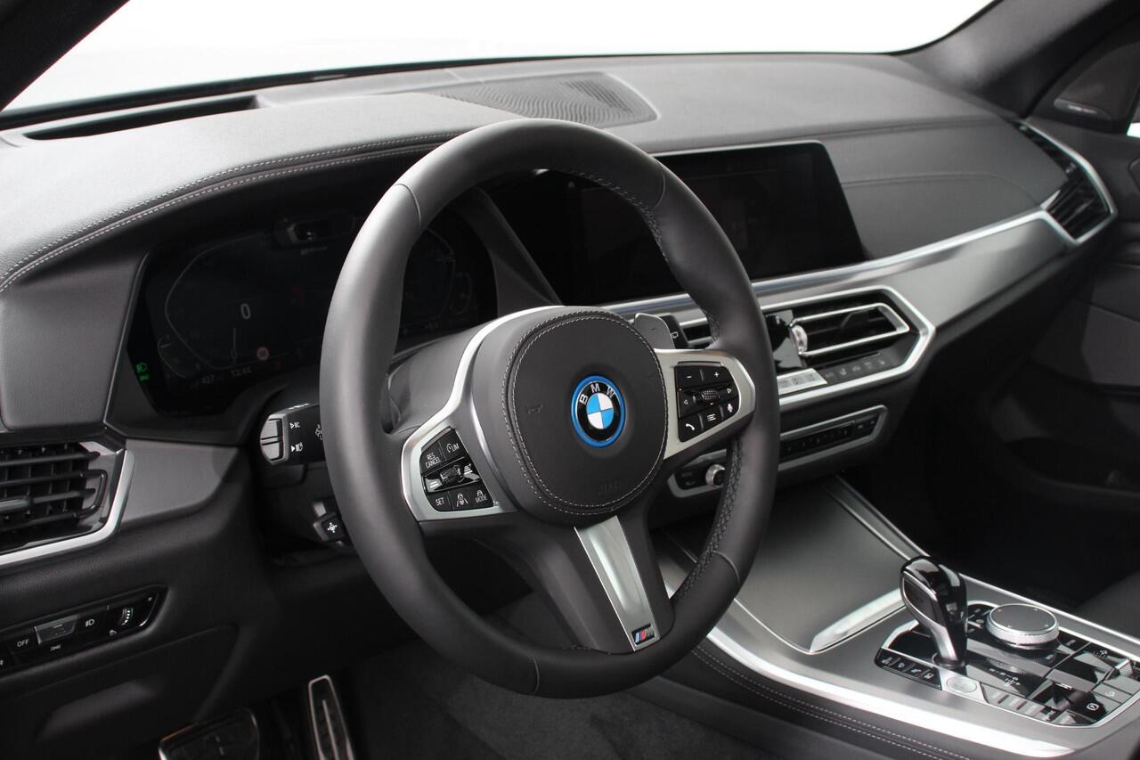 BMW X5 xDrive45e 394pk High Executive M-Sport PHEV 6 cilinder Panoramisch schuif-kantel dak Harman Kardon Head up display Lederen bekleding Electrische verstelling comfort stoelen