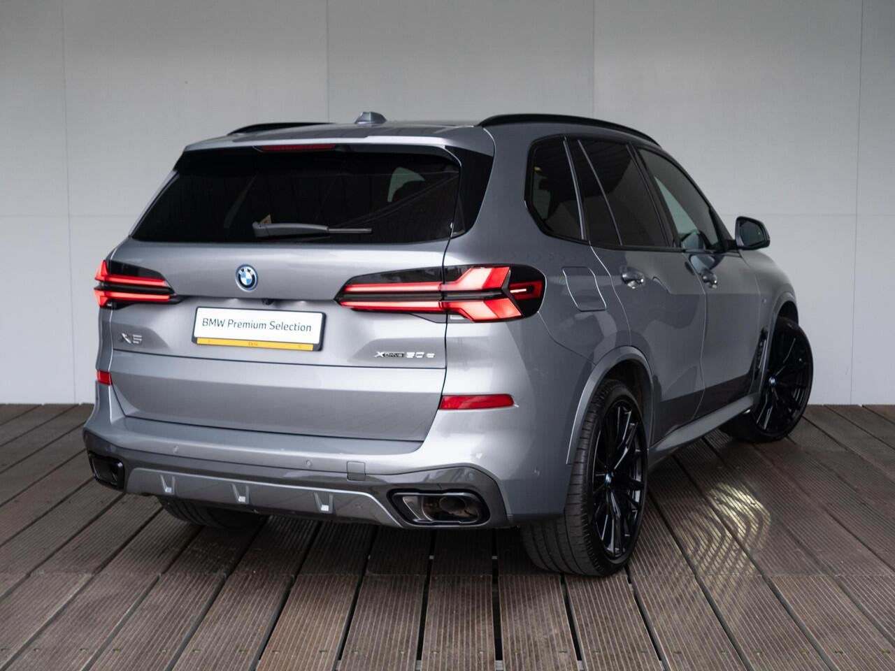 BMW X5 xDrive50e | M Sportpakket | Innovation Pack | Luchtvering | Harman Kardon | Comfort Access | Sky Lounge | Stoelverwarming | 22''
