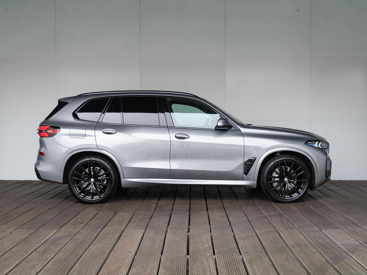 BMW X5 xDrive50e | M Sportpakket | Innovation Pack | Luchtvering | Harman Kardon | Comfort Access | Sky Lounge | Stoelverwarming | 22''