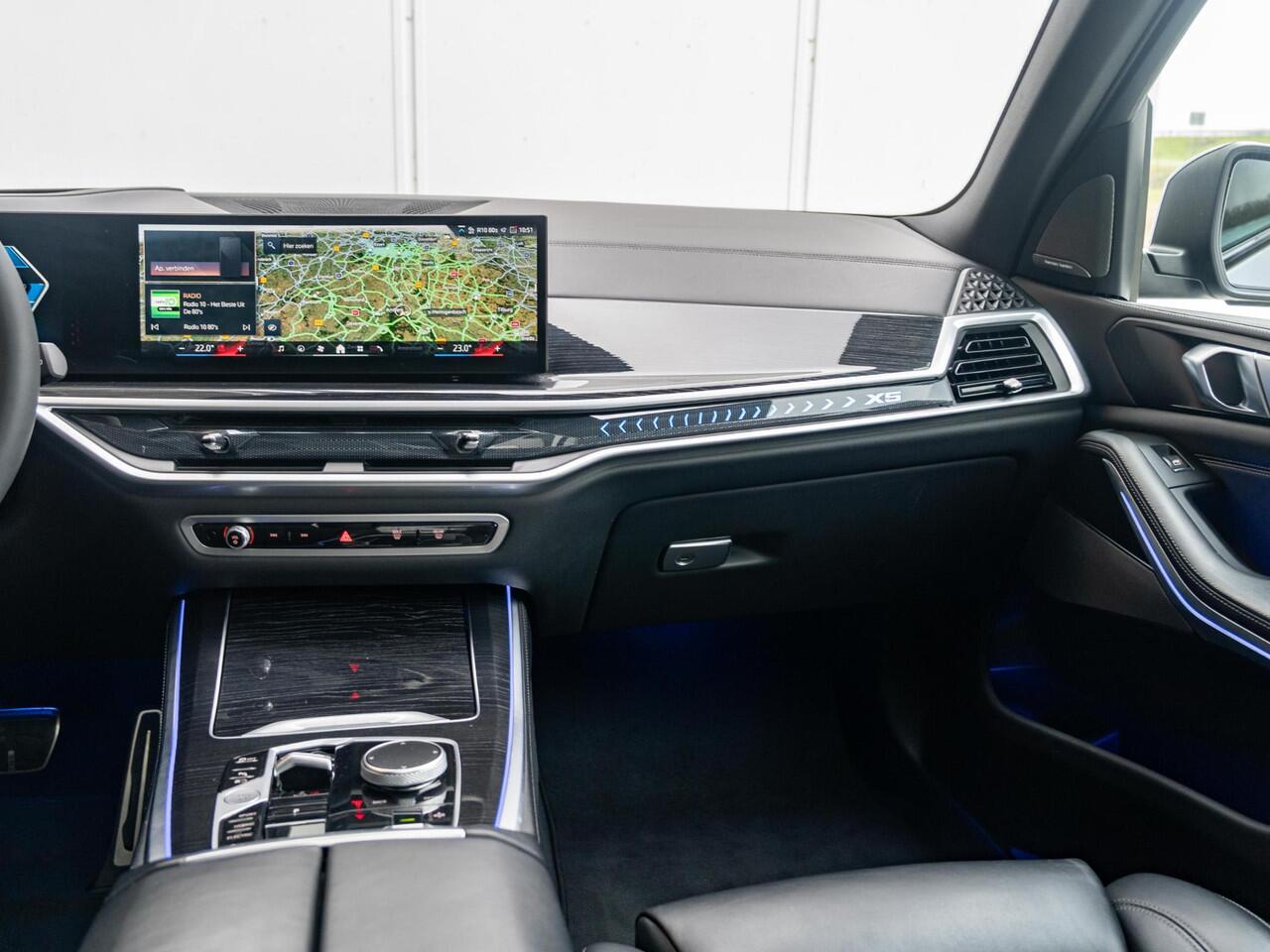 BMW X5 xDrive50e | M Sportpakket | Innovation Pack | Luchtvering | Harman Kardon | Comfort Access | Sky Lounge | Stoelverwarming | 22''