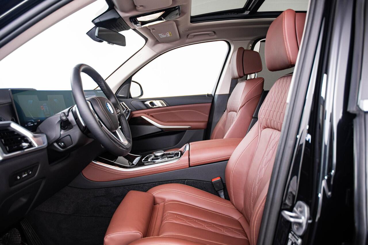 BMW X5 xDrive50e Trekhaak - Panoramadak - Parking/Driving Assistant - Active Protection - Soft Close - Ambiance verlichting - Comfort Access - Getinte/Geluiddempende Ruiten - Warmte Comfort Pack - Comfortstoelen -