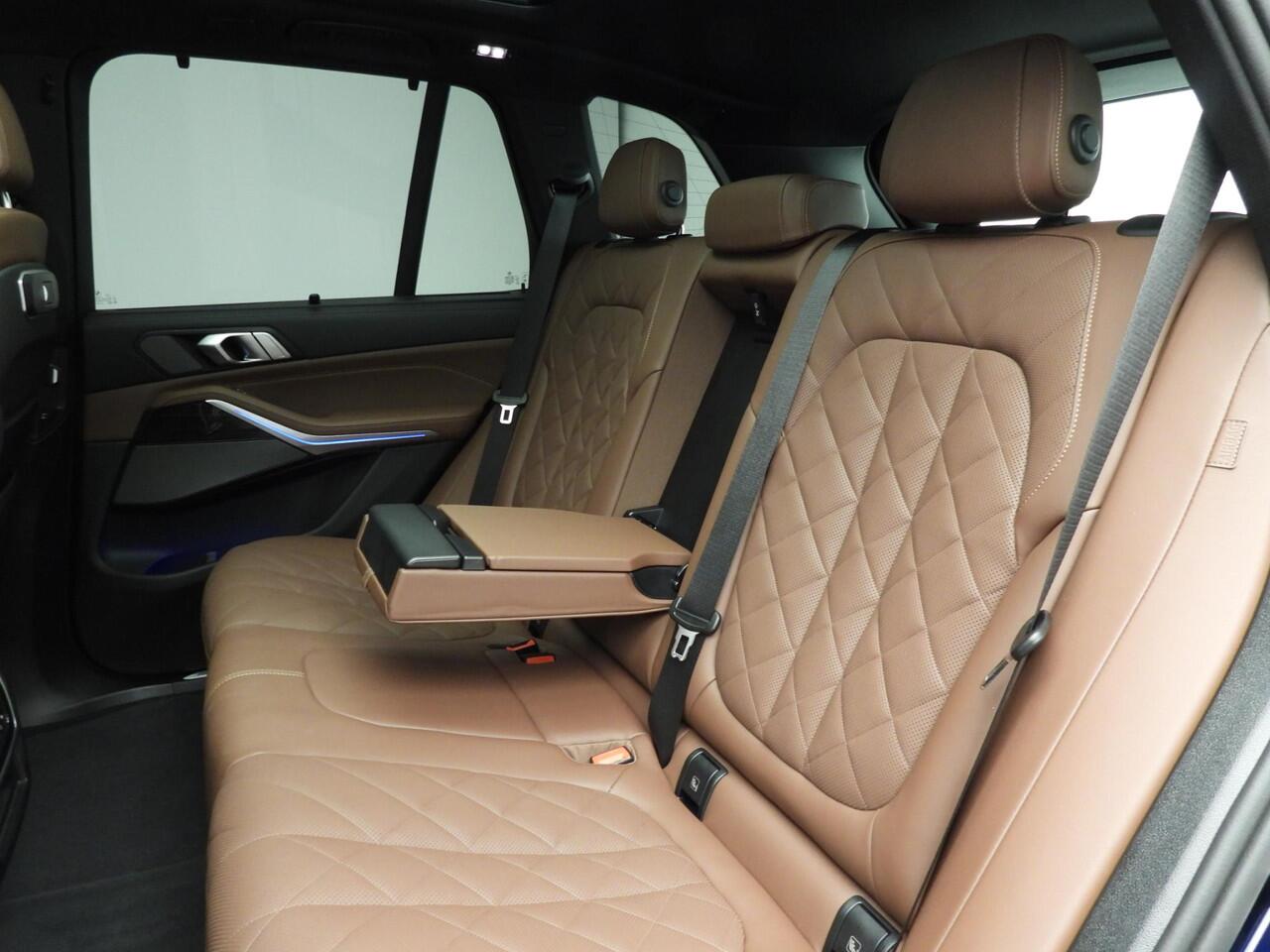 BMW X5 xDrive40d M-Sportpakket / Panoramadak / Trekhaak / Comfortstoelen / Getint glas / HIFI / Stankachel / Alu wielen 21 inch