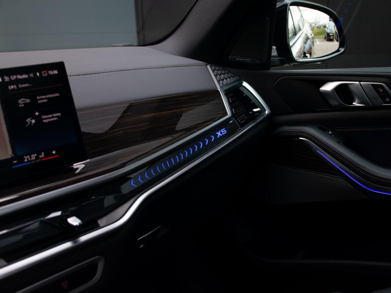 BMW X5 xDrive50e | Trekhaak | M Sport | Achteras besturing | Schuif-/kantel Pano | Softclose | Adapt. LED | Head-up | Stuurwielverwarming