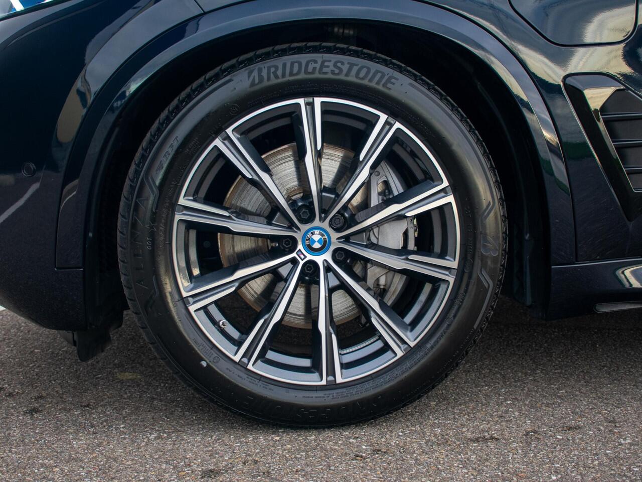 BMW X5 xDrive50e | Trekhaak | M Sport | Achteras besturing | Schuif-/kantel Pano | Softclose | Adapt. LED | Head-up | Stuurwielverwarming