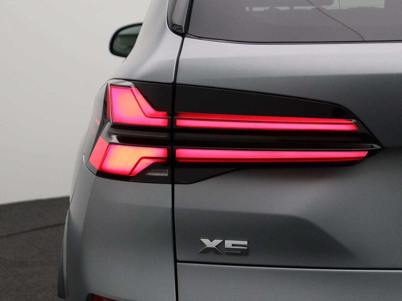 BMW X5 M60 M Sportpakket Pro | Travel Pack | Innovation Pack | Comfort Plus Pack | Exclusive Pack | M Sport uitlaatsysteem | Integral Active Steering | Adaptief onderstel | Soft Close | Panoramadak Sky Lounge | Comfortstoelen + Ventilatie | Driving Assist Prof |