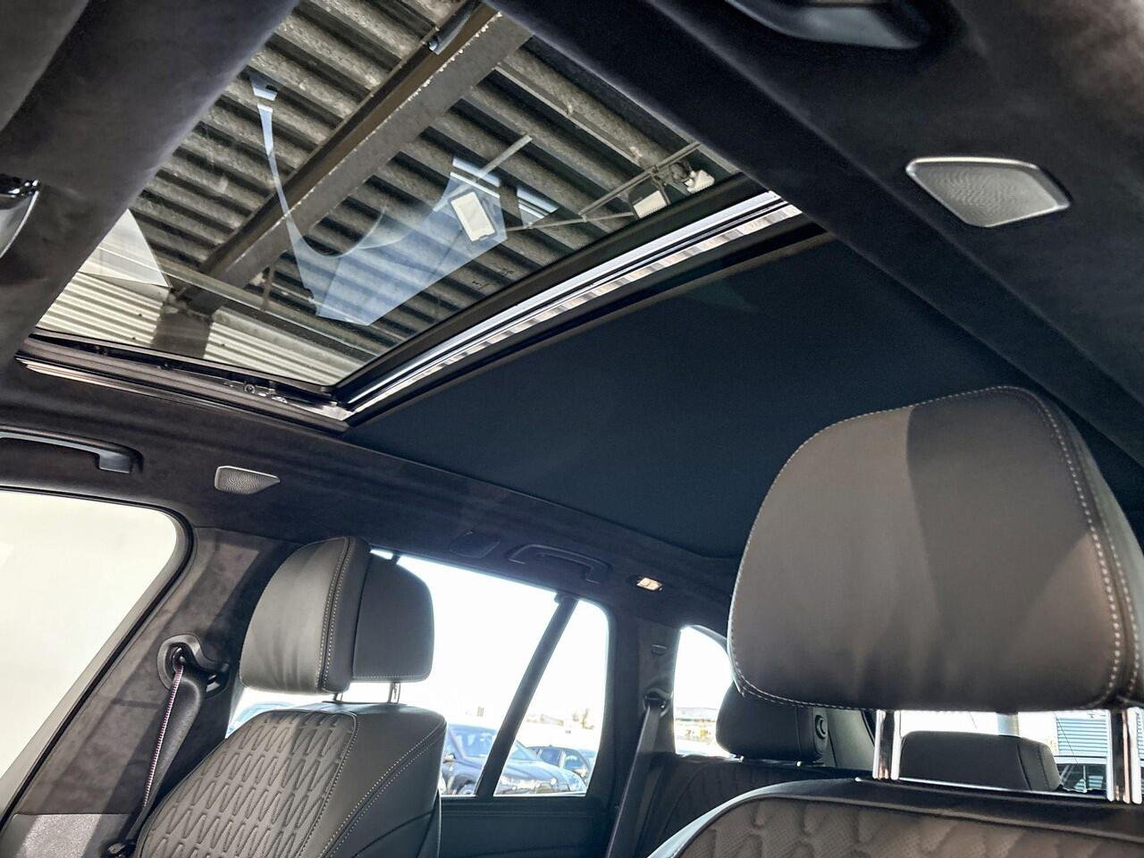 BMW X5 xDrive50e M Sport Pro | Bowers & Wilkins | Driving Assistant Prof. | Trekhaak | Alcantara Hemelbekleding
